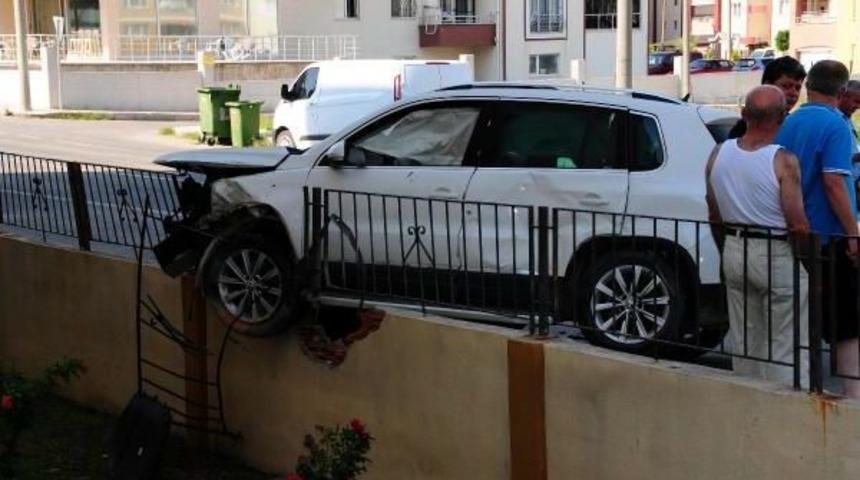 Kazada Yan Camdan Fırlayan &Ccedil;ocuk Ağır Yaralandı