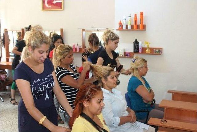 (&ouml;zel Haber) Sa&ccedil;lar, Roman Kızların Elinde Şekilleniyor 1