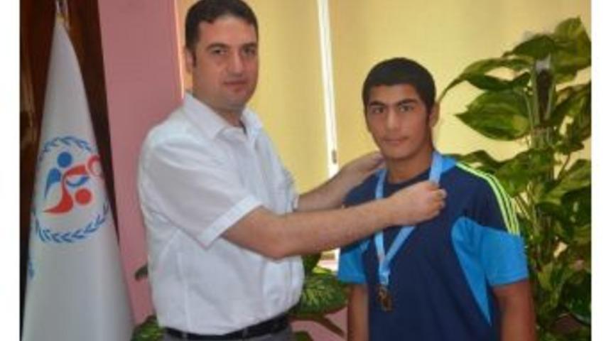 Ataşbak, Atlet Demir&rsquo;i Kabul Etti