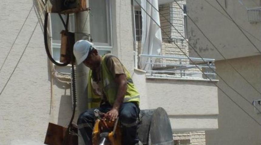 Kep&ccedil;e Kazıcısında Elektrik Iş&ccedil;isi