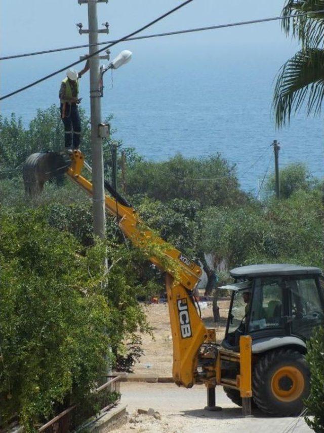 Kepçe Kazıcısında Elektrik Işçisi