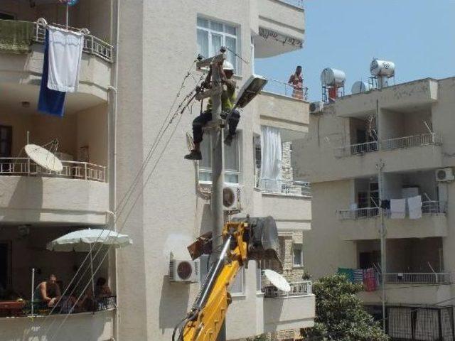 Kepçe Kazıcısında Elektrik Işçisi