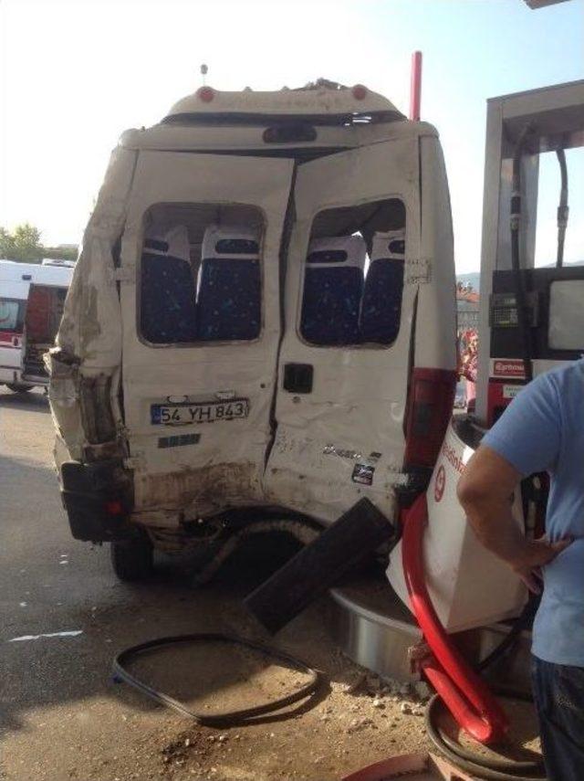 Denizli’de Tır, Servis Minibüsüne Çarptı: 9 Yaralı