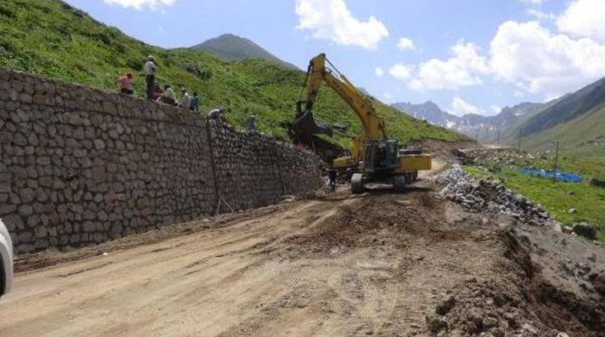 Yeşil Yol'un Duvarları Yaylaları Ortadan B&ouml;lmeye Başladı