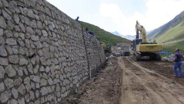 Yeşil Yol'un Duvarları Yaylaları Ortadan Bölmeye Başladı