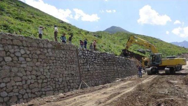 Yeşil Yol'un Duvarları Yaylaları Ortadan Bölmeye Başladı