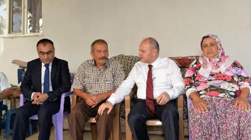 Vali &Ccedil;akacak, Pkk'lıların Ka&ccedil;ırdığı Polisin Ailesini Ziyaret Etti