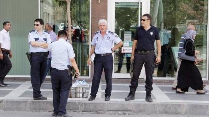 Kaldırıma Bırakılan Yemek Kapları Paniğe Yol A&ccedil;tı