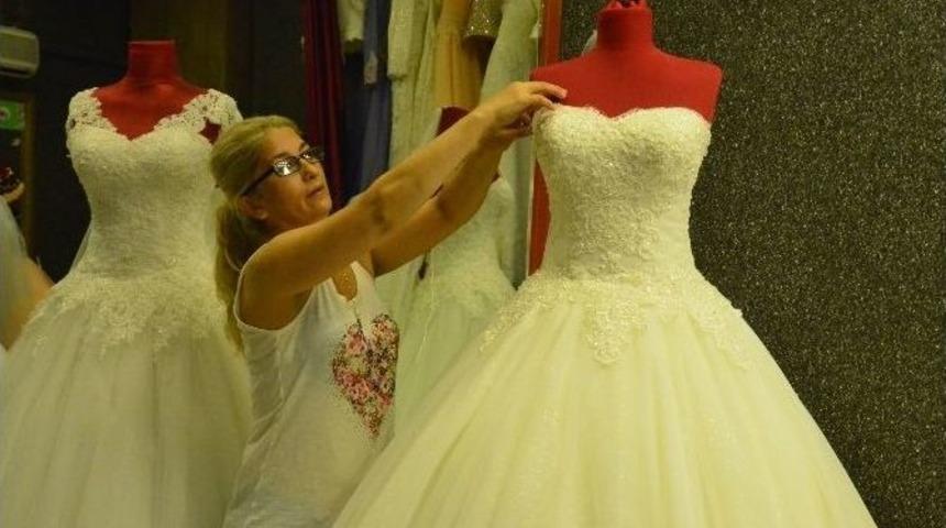 Gelinlikler Sıraya Girdi