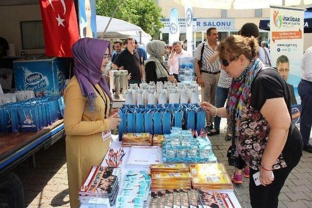 Başkan Türkmen’den Kayıt Yaptıran Öğrencilere Sürpriz Karşılama