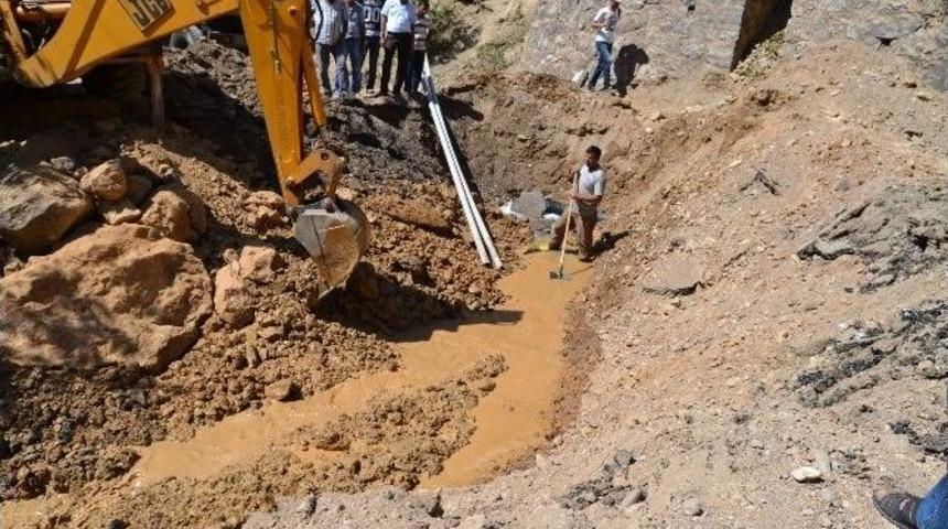 Tunceli-erzincan Karayolunda Patlatılan Bomba Yolda Hasara Neden Oldu