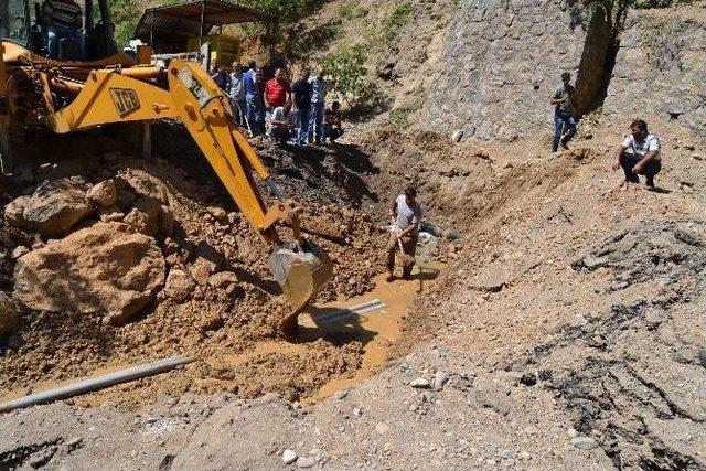 Tunceli-erzincan Karayolunda Patlatılan Bomba Yolda Hasara Neden Oldu