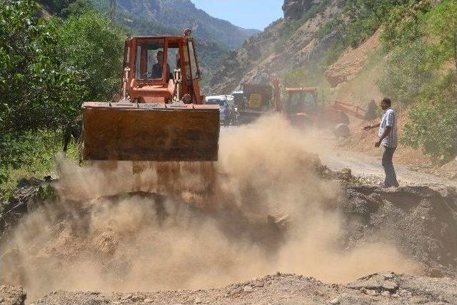 Tunceli-erzincan Karayolunda Patlatılan Bomba Yolda Hasara Neden Oldu