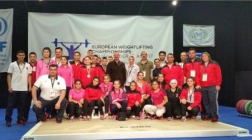 Bakan Kılı&ccedil; Milli Haltercileri Tebrik Etti