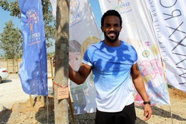 İngiliz Şarkıcı Craig David De Expo Alanına Ağa&ccedil; Dikti 1
