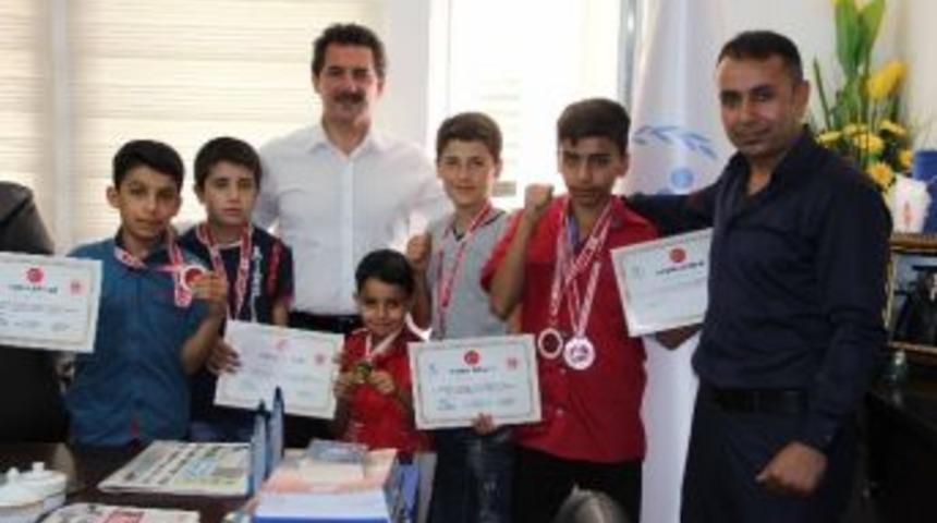 Şampiyon Sporculardan M&uuml;d&uuml;r İnan&ccedil;&rsquo;a Ziyaret