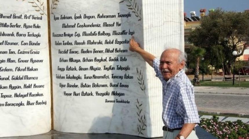 Muzaffer İzgü, Yazarlar Anıtını Ziyaret Etti