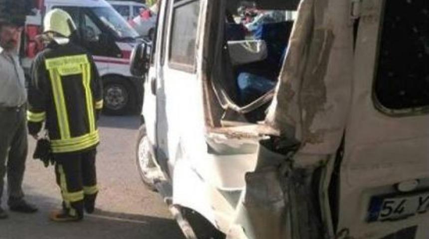 Tır Minib&uuml;se Arkadan &Ccedil;arptı: 12 Yaralı