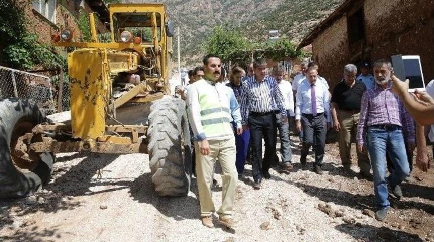 Tekerlekli Sandalyesini Sel Sularına Kaptıran Engelli Vatandaş, T&uuml;rel&rsquo;le G&uuml;ld&uuml;