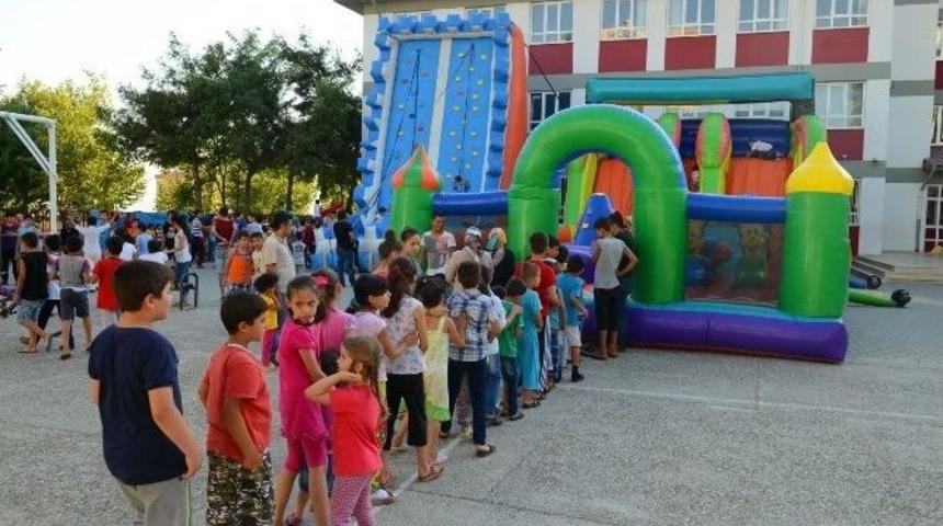 Seyyar Oyun Grupları &Ccedil;ocukların Y&uuml;z&uuml;n&uuml; G&uuml;ld&uuml;rd&uuml;