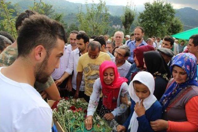 Denizde Boğulan 10 Günlük Eşine Ağladı