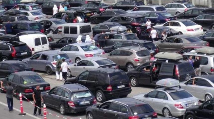 Kapıkule'de Gurbet&ccedil;inin 5 Kilometrelik D&ouml;n&uuml;ş Kuyruğu (2)