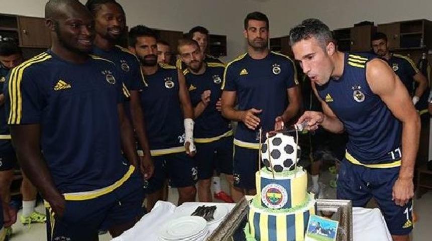 Robin Van Persie'ye S&uuml;rpriz Doğum G&uuml;n&uuml; Kutlaması