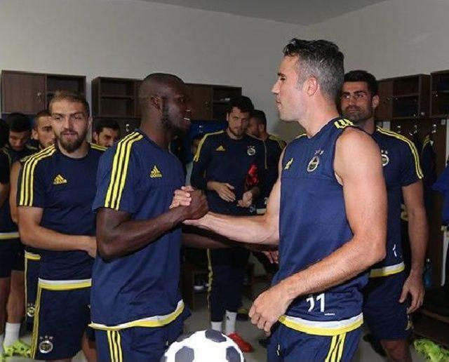 Robin Van Persie'ye Sürpriz Doğum Günü Kutlaması