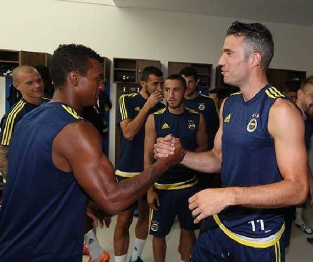 Robin Van Persie'ye Sürpriz Doğum Günü Kutlaması