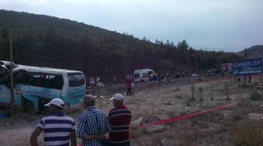 Turistleri Taşıyan Otob&uuml;s Tarlaya U&ccedil;tu: 4 &Ouml;l&uuml;