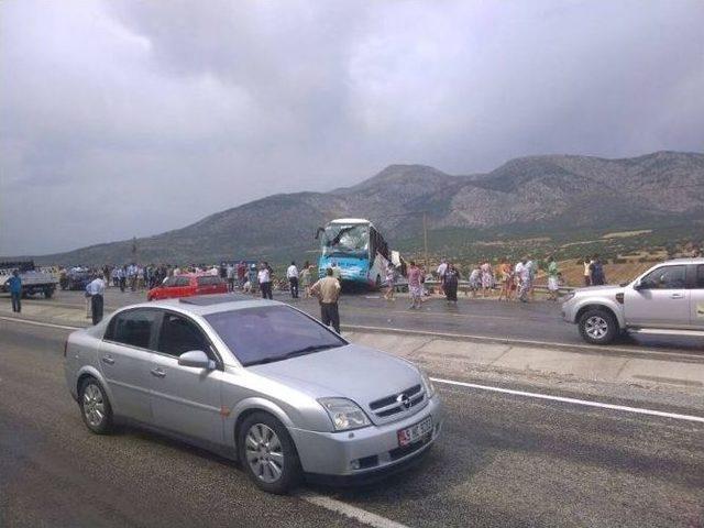 Turistleri Taşıyan Otobüs Tarlaya Uçtu: 4 Ölü