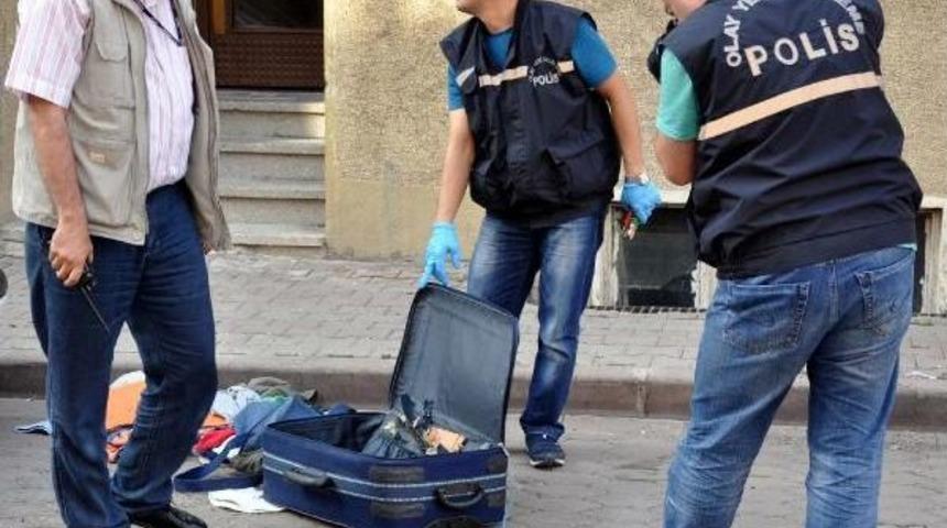 Sivas'ta Ş&uuml;pheli Bavuldan Kıyafet &Ccedil;ıktı