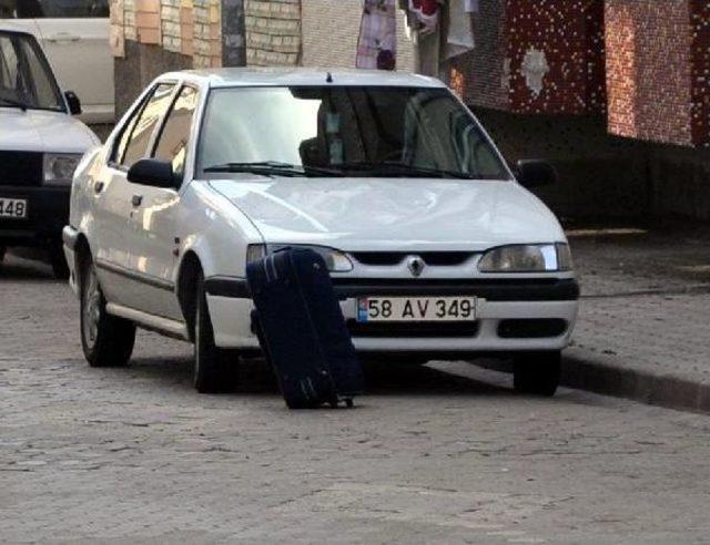 Sivas'ta Şüpheli Bavuldan Kıyafet Çıktı