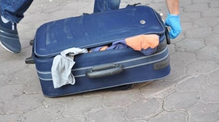 Sivas&rsquo;ta Ş&uuml;pheli Valizden Kıyafet &Ccedil;ıktı