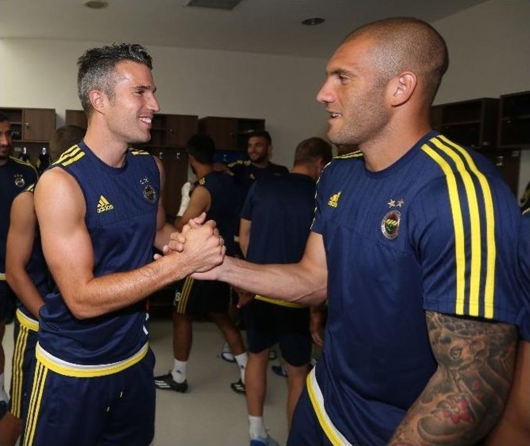 Robın Van Persıe&rsquo;ye S&uuml;rpriz Doğum G&uuml;n&uuml; Kutlaması