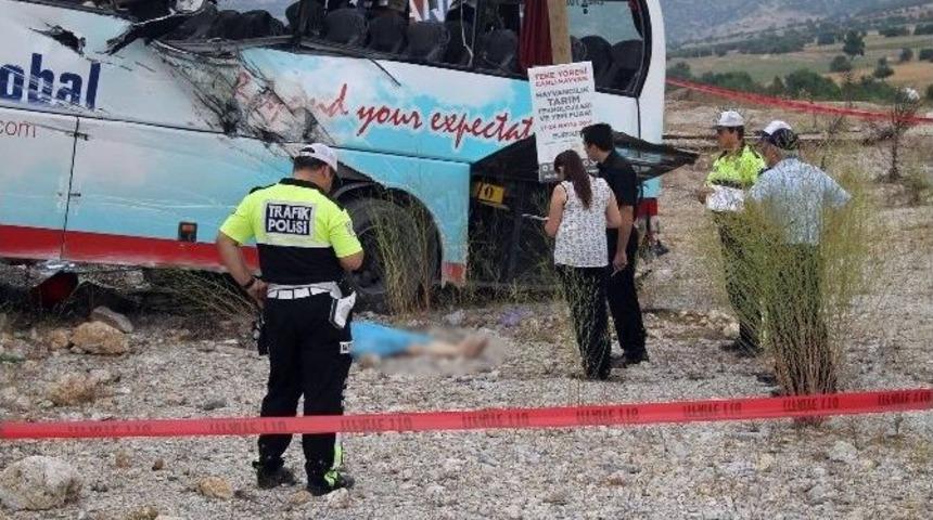 Tur Otob&uuml;s&uuml; Takla Attı: 4 &Ouml;l&uuml;, 37 Yaralı