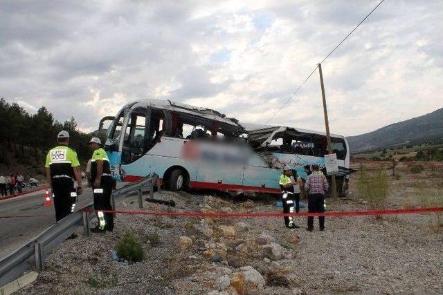 Tur Otobüsü Takla Attı: 4 Ölü, 37 Yaralı