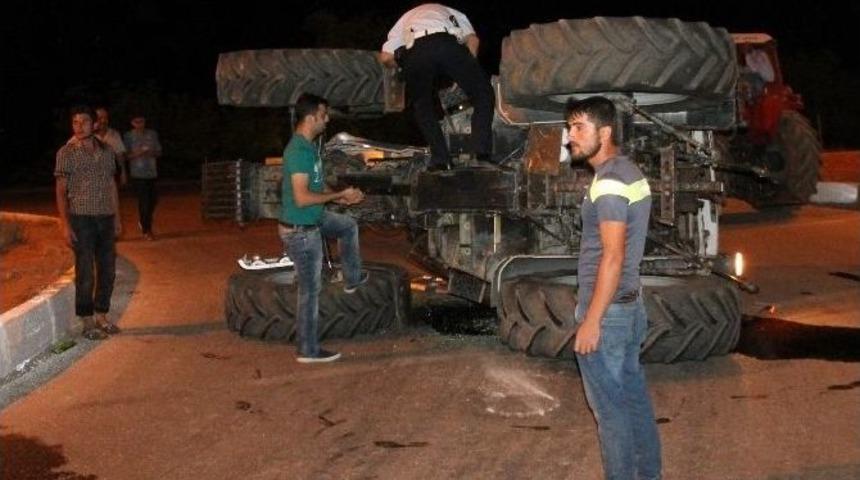 Trakt&ouml;r Otomobille &Ccedil;arpıştı: 3 Yaralı