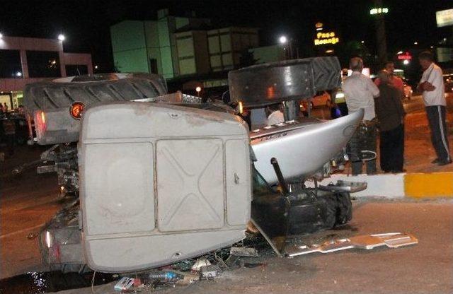 Trakt&ouml;r Otomobille &Ccedil;arpıştı: 3 Yaralı 1