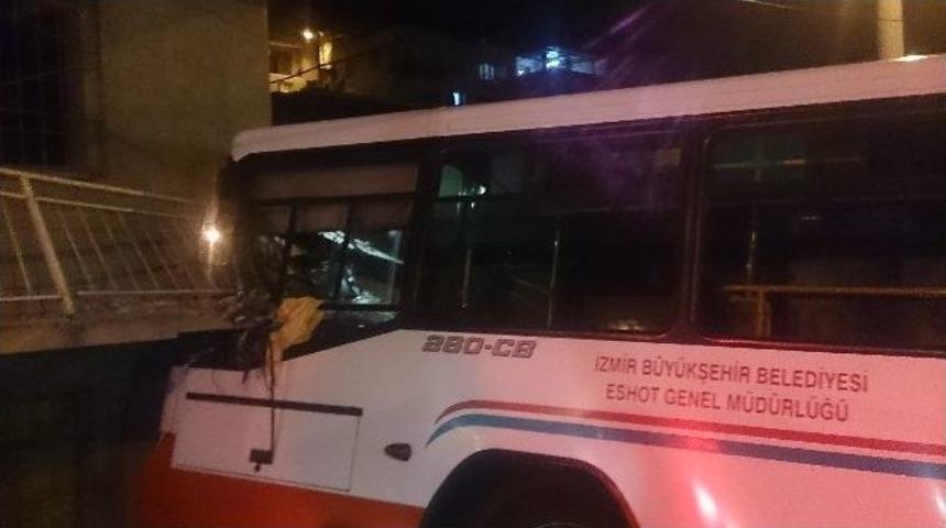 İzmir&rsquo;de Yağmur Sonrası Kazalar Peş Peşe Geldi