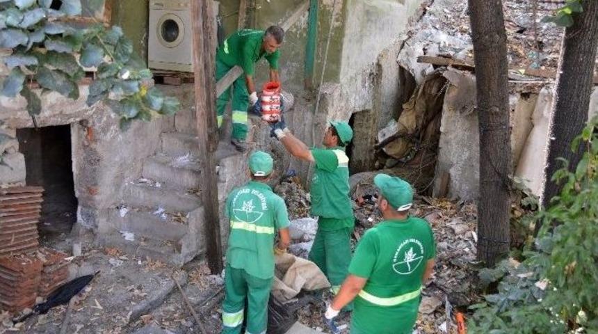 Temizlik İş&ccedil;isi, İhbar Ettiği Kardeşinin &Ccedil;&ouml;p Evini Temizledi