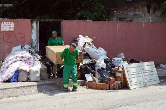 Temizlik İşçisi, İhbar Ettiği Kardeşinin Çöp Evini Temizledi