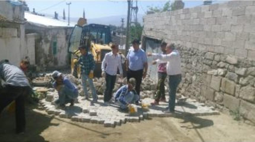 Pasinler&rsquo;de Mahalle Yolları Kilit Taşıyla &Ouml;r&uuml;l&uuml;yor