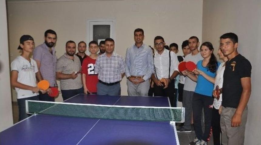 T&uuml;rk Ve Suriyeli Gen&ccedil;ler Arasında Masa Tenisi Turnuvası