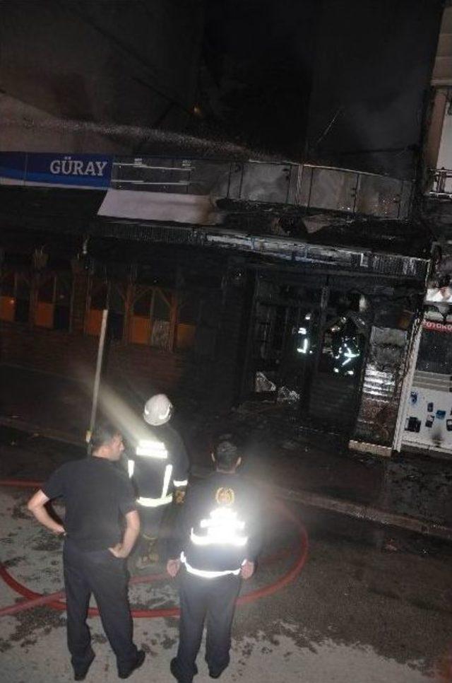 Restoran Molotoflu Saldırıda Yandı