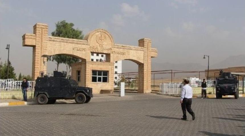 Silopi&rsquo;de Hendek Kapatma Sırasında Emniyet G&uuml;&ccedil;lerine Ateş A&ccedil;ıldı