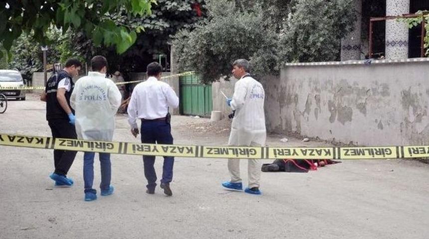 Sokak Ortasında Boynundan Vurularak &Ouml;ld&uuml;