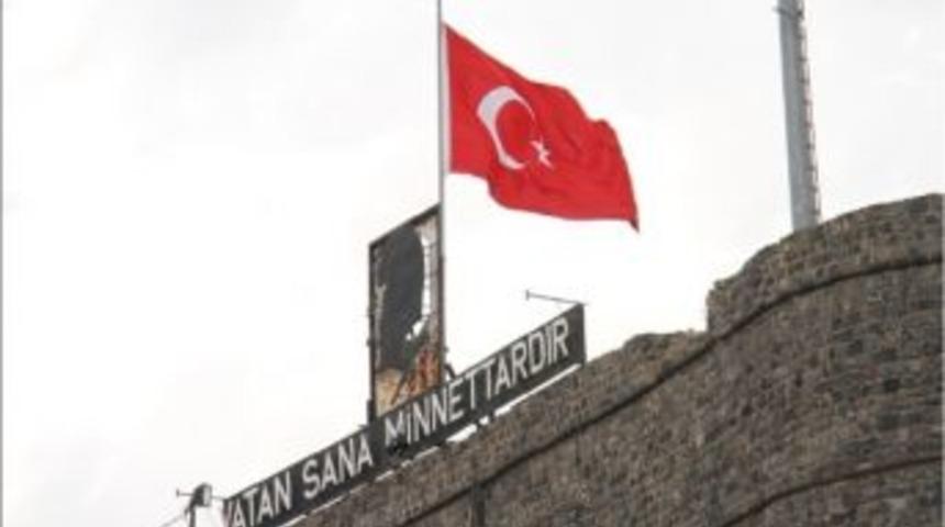 Kars Valiliği&rsquo;nin Bayrak A&ccedil;ıklaması