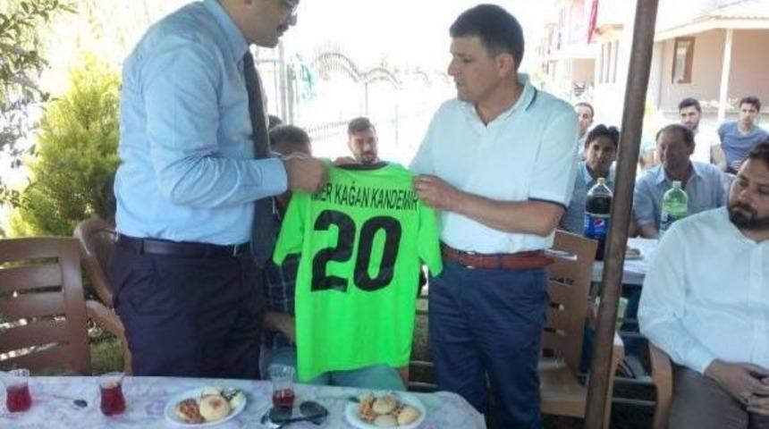 Denizlispor Y&ouml;netici Ve Futbolcuları Şehit Ailesini Ziyaret Etti
