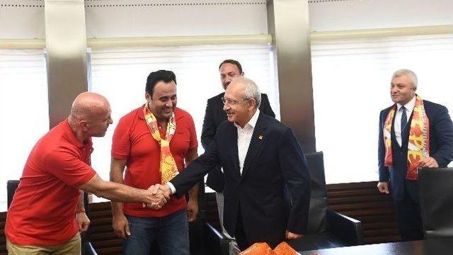 Kılıçdaroğlu, Göztepe Taraftarlarıyla Görüştü